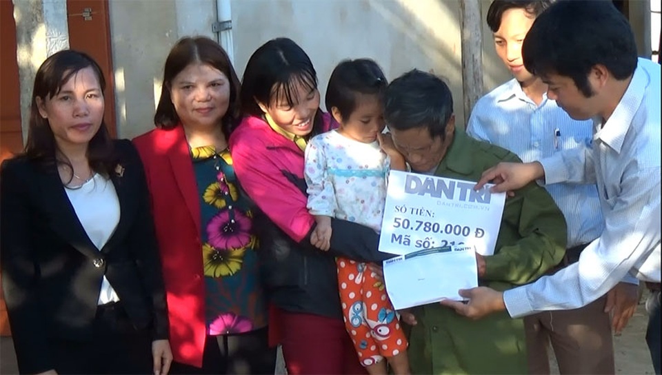 Thêm hơn 50 triệu đồng đến với bé Phương Thảo - 3 PV Dân trí trao số tiền 50.780.000 đồng của các nhà hảo tâm tới bé Phương Thảo.