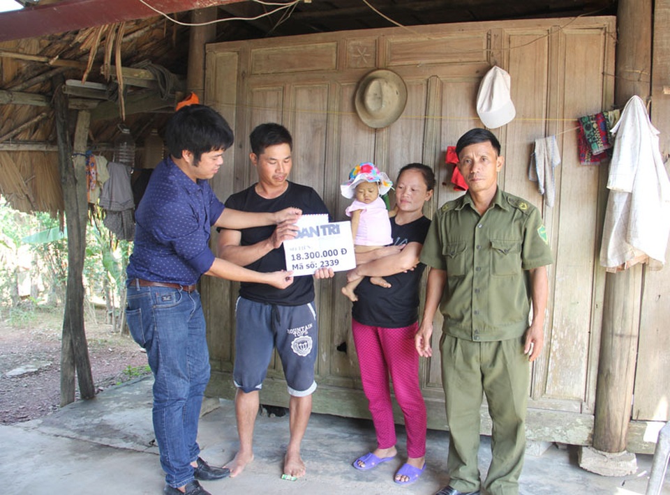 PV Dân trí cùng đại diện chính quyền địa phương trao quà bạn đọc tới gia đình anh Hương.