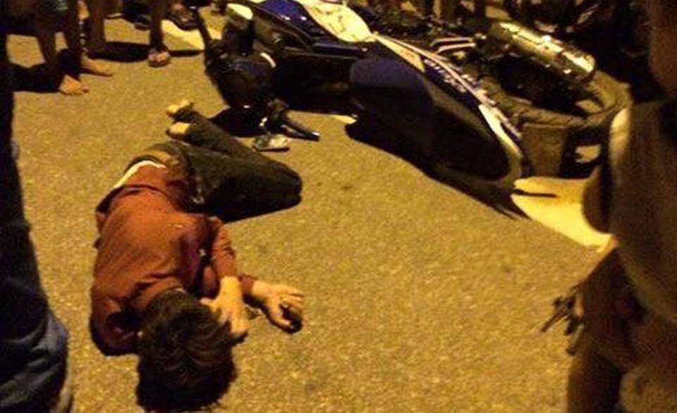 Tên cướp bị cô gái quật ngã giữa đường (Ảnh người dân cung cấp)