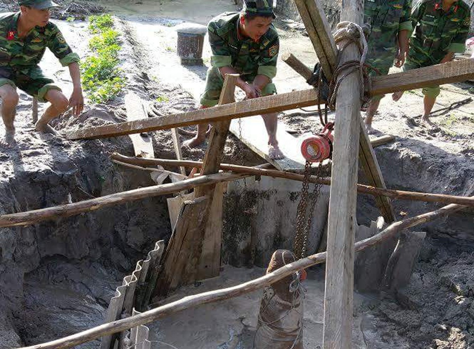 Tháo dỡ quả bom nặng 300kg dưới lòng đường - 1 Lực lượng chức năng tiến hành đào, tháo dỡ quả bom dưới lòng đường.