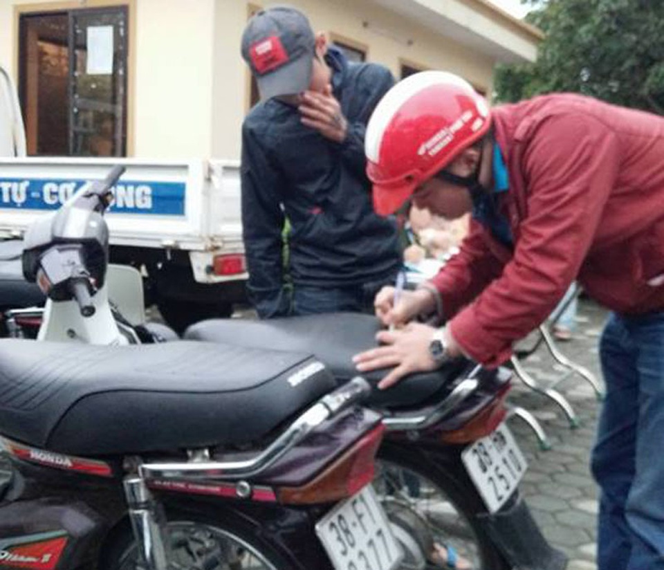 
Công an thường phục hóa trang xử lý các trường hợp vi phạm giao thông.
