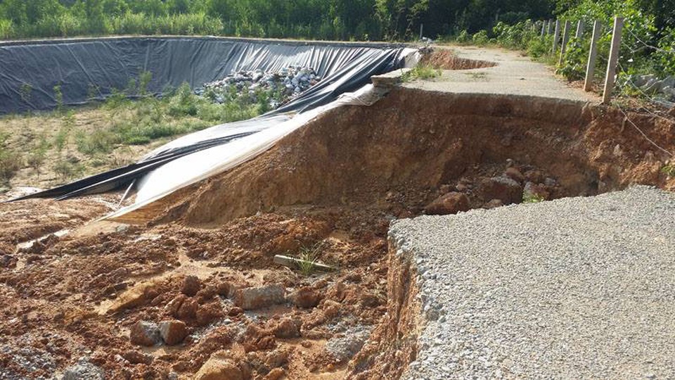 Công trình 1,9 tỷ vừa bàn giao, huyện xin tiếp... 1,5 tỷ để khắc phục? - 1 Bãi tập kết rác xã Ân Phú nát bét sau mưa