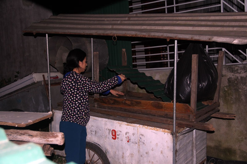 Người vợ trẻ ôm 3 con thơ bất lực nhìn chồng nằm chờ chết - 4 Mấy tháng trước khi anh Tú đổ bệnh, chị Thu cũng thường tranh thủ đẩy xe bán nước chè đêm để kiếm thêm ít tiền rau cháo hằng ngày. Nhưng gần đây do chồng bệnh ngày một nặng, con út ốm yếu thường xuyên, nên chị Thu đã không còn ra đường nữa. Cuộc sống của gia đình chị vì thế càng thêm chồng chất khó khăn.