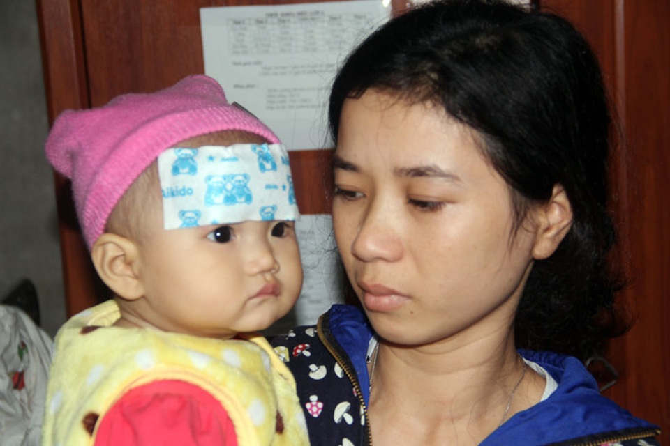Người vợ trẻ ôm 3 con thơ bất lực nhìn chồng nằm chờ chết - 6 Lên cơn sốt, ho cả tuần nay, nhưng bố bệnh nặng, nhà khánh kiệt, nên cháu Lê Minh Thơ 7 tháng tuổi buộc phải ở nhà với mẹ thay vì được tới bệnh viện điều trị.