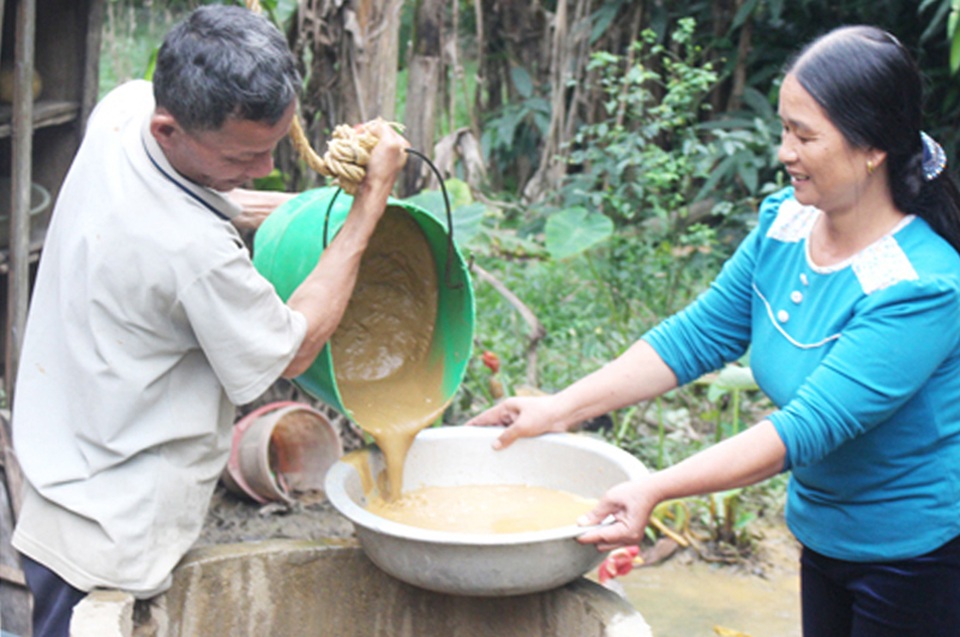 Lũ rút hơn một tháng, hơn 10 nghìn hộ dân vẫn thiếu nước sạch - 1 Nước giếng của người dân xã Lộc Yên nhiễm bẩn, đục ngầu sau khi bị ngập lũ.