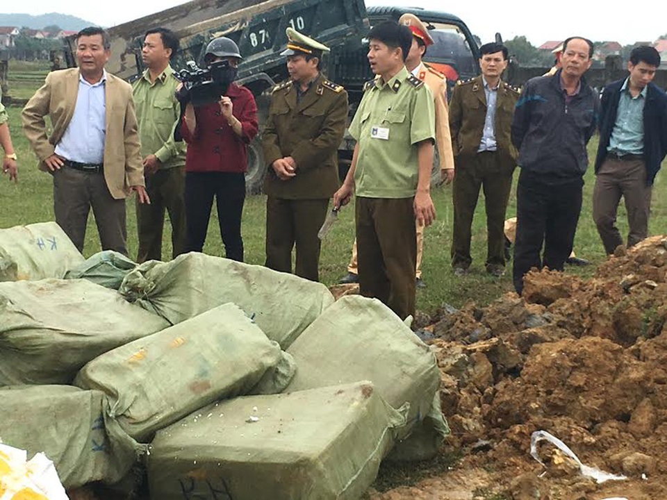 Lực lượng chức năng tiến hành tiêu hủy gần 1,5 tấn thịt bẩn