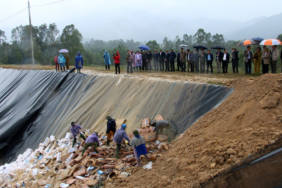 Bộ trưởng Mai Tiến Dũng cùng đoàn công tác trực tiếp thị sát việc chôn lấp, tiêu hủy gần 300 tấn hải sản không an toàn tại hố chôn ở xã Hồng Lộc, huyện Lộc Hà.