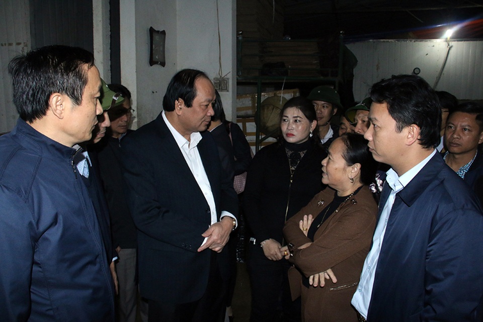 Bộ trưởng Mai Tiến Dũng lắng nghe tâm tư của chủ các cơ sở thu mua hải sản có sản phẩm bị tiêu hủy.