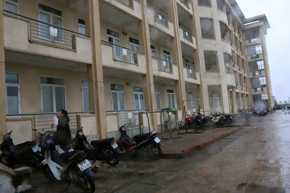 
Dãy nhà B chưa có nhà xe nên các sinh viên phải để xe giữa trời nên việc hư hỏng và mất cắp là dễ xảy ra.
