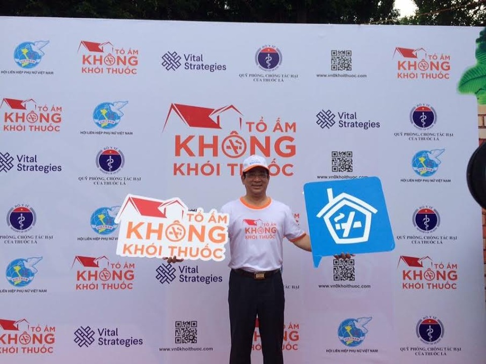 Phụ nữ, trẻ em bị đầu độc vì khói thuốc lá - 1 PGS.TS Lương Ngọc Khuê ủng hộ chiến dịch Tổ ấm không khói thuốc.