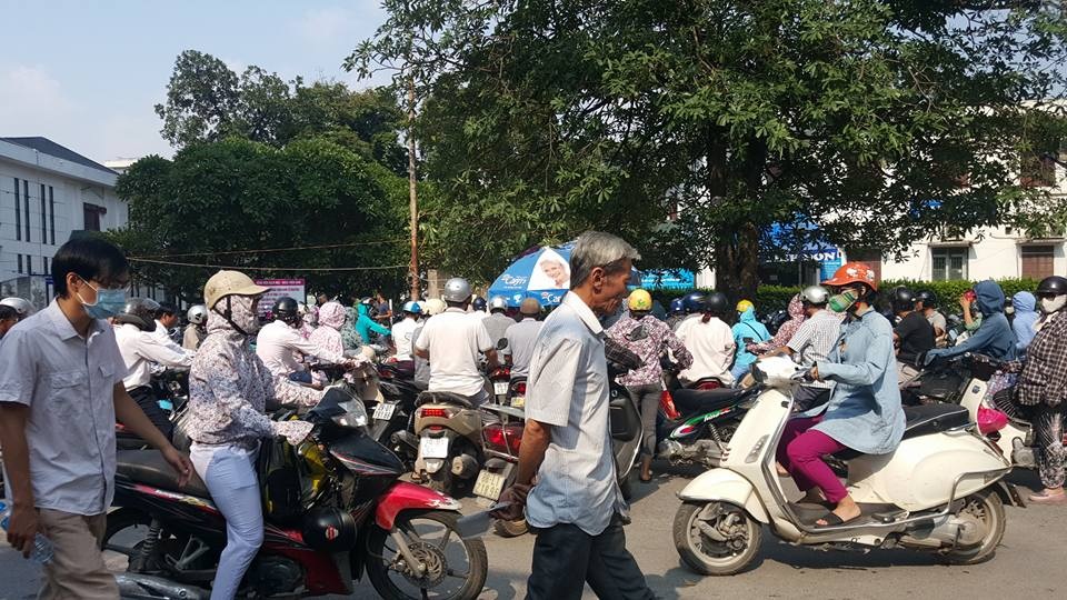 Bệnh viện Bạch Mai: “Trông giữ hàng nghìn lượt gửi xe là vượt ngoài khả năng của chúng tôi” - 2 Cảnh ùn tắc tại bệnh viện Bạch Mai mỗi sáng, khi lượng bệnh nhân đổ về đông. Ảnh; H.Hải