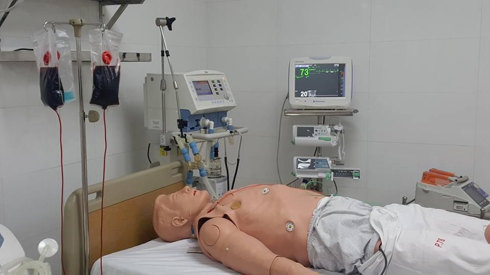 Hàng trăm bệnh nhân được cứu sống nhờ không... chuyển viện - 1 Mô hình với các tính năng như người thật được trang bị để các bác sĩ có điều kiện học tập. Ảnh: H.Hải