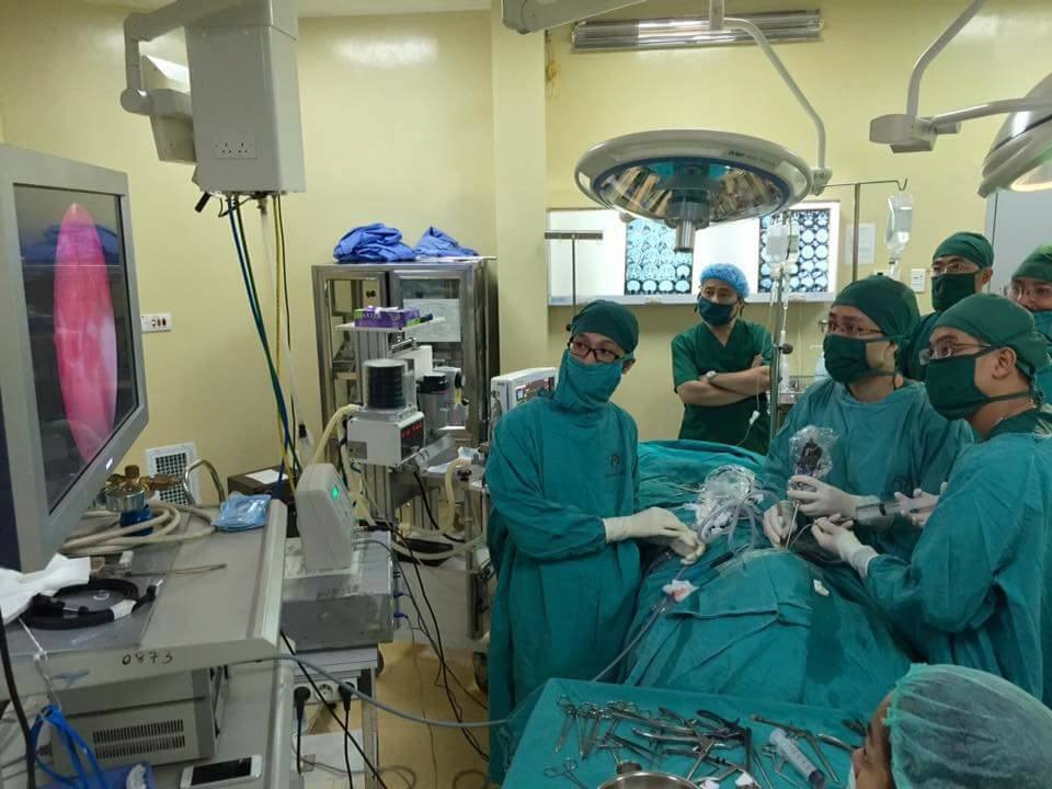 Đau đầu kéo dài, phát hiện u tuyến yên - 1 Các bác sĩ thực hiện phẫu thuật nội soi lấy u tuyến yên, chữa dứt điểm tình trạng đau đầu cho bệnh nhân.