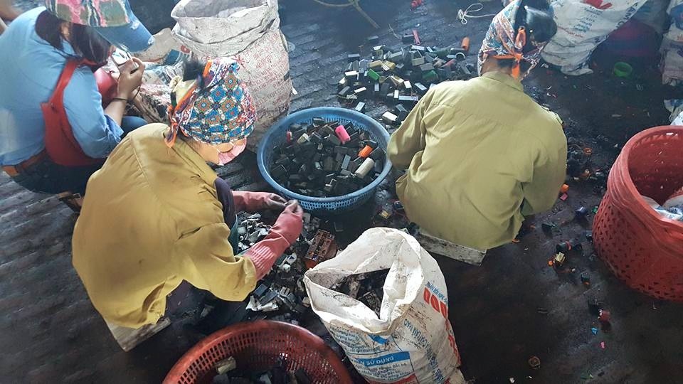 Sau can thiệp thải độc chì, nhiều trẻ em vẫn nhiễm độc - 1 Người dân làng Đông Mai có tỉ lệ nhiễm chì trong máu cao do công việc tiếp xúc nhiều với nguồn chì khi thu gom, xử lý ắc quy cũ, hỏng. Ảnh: H.Hải