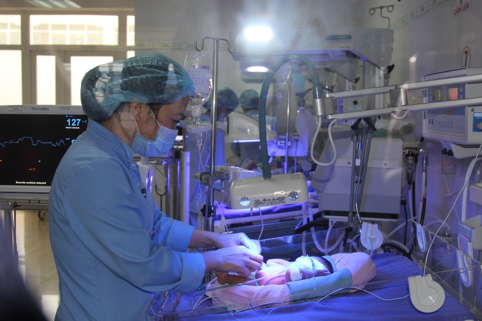 Siết chặt “chấm điểm” bệnh viện - 1 Các bệnh viện ngày càng hoàn thiện, tăng cường về chất lượng, hướng tới sự hài lòng của người bệnh. Trong ảnh, chăm sóc trẻ sơ sinh tại BV Sản - Nhi Quảng Ninh. Ảnh: H.Hải