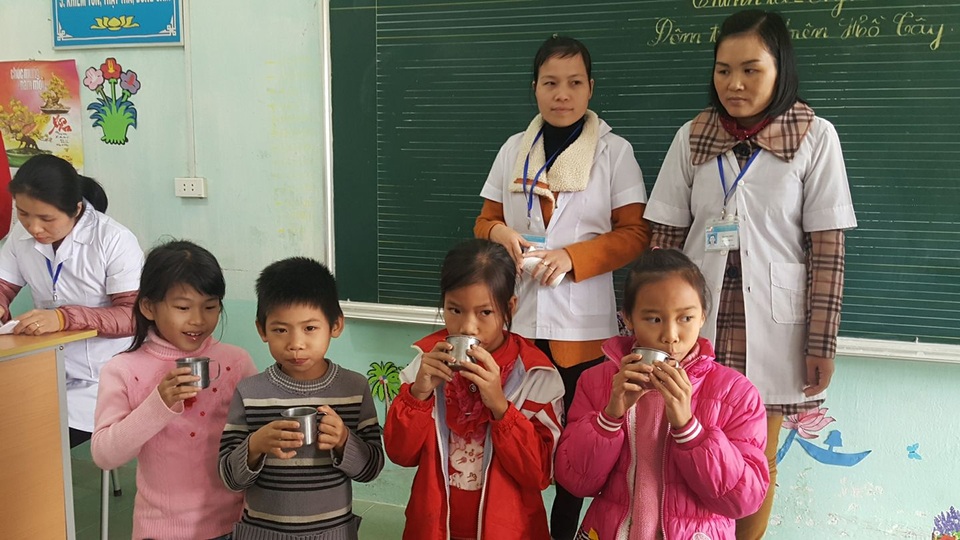Hơn 700.000 học sinh tiểu học được tẩy giun - 1 Sáng 29/11, học sinh trường Tiểu học Hạ Bì, huyện Kim Bôi, Hòa Bình được uống thuốc tẩy giun. Ảnh: H.Hải