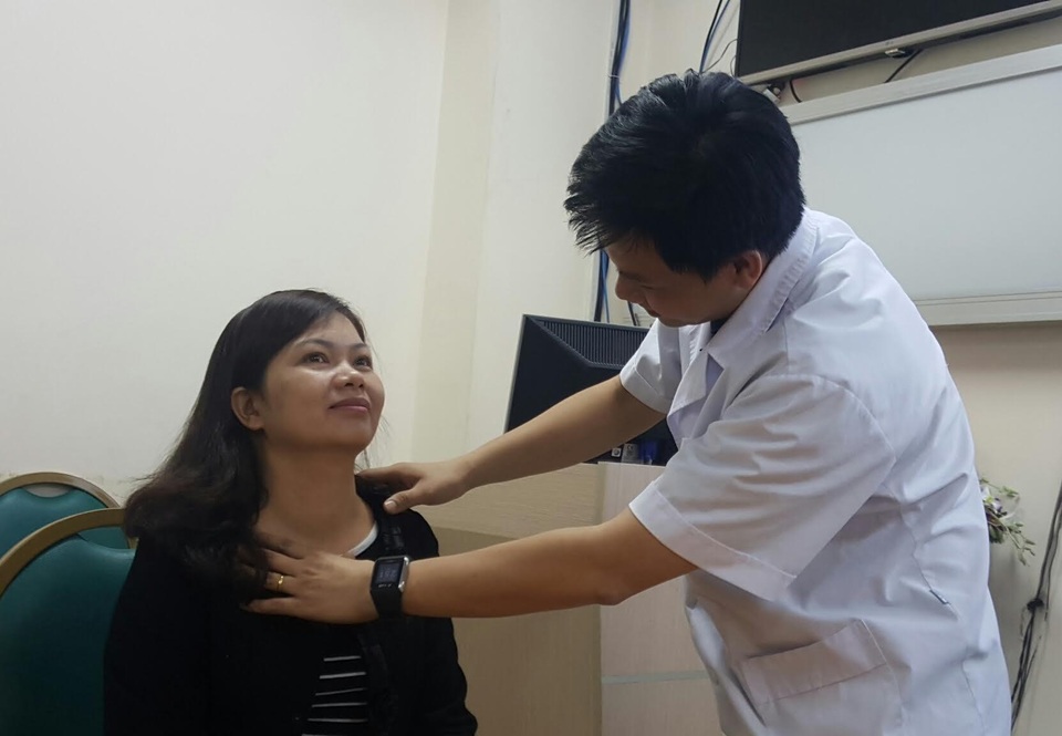 
Sau 8 tháng can thiệp, khối u tuyến giáp với kích cỡ gần 5cm của chị Ngân đã thu nhỏ đến 80% và không có dấu tích gì ngoài da. Ảnh: Hồng Hải
