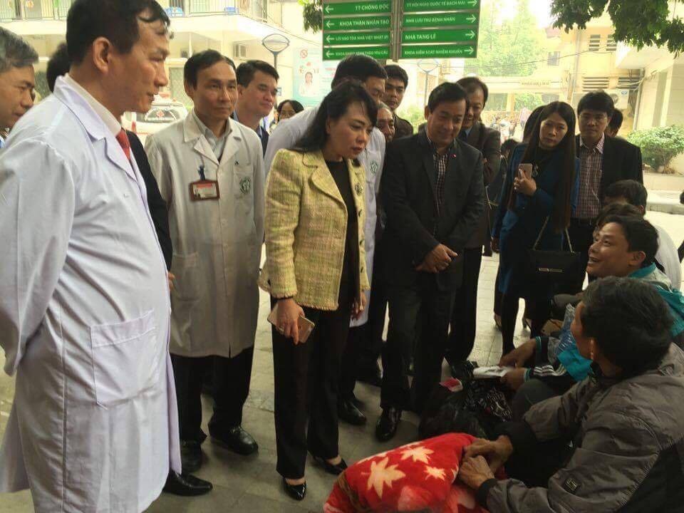 Bệnh viện Bạch Mai phải giảm thời gian chờ khám của bệnh nhân - 1 Bộ trưởng thăm hỏi bệnh nhân, người nhà bệnh nhân chờ khám tại BV Bạch Mai.