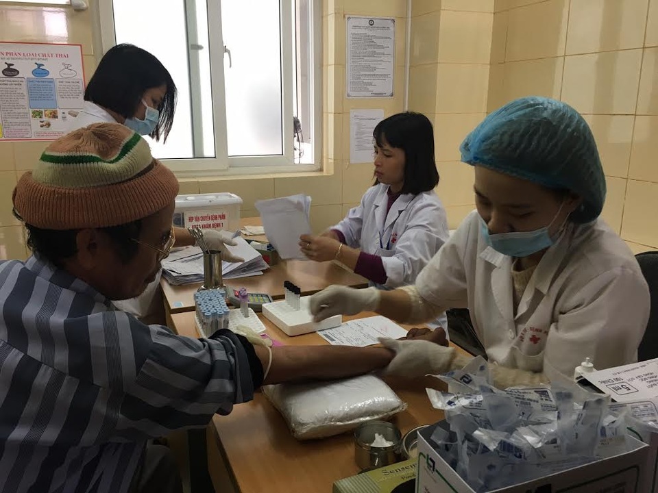 Khâu lấy máu sau khi được bổ sung thêm nhân sự, bệnh nhân đã đỡ phải chờ lâu đợi đến lượt lấy máu. Ảnh: H.Hải