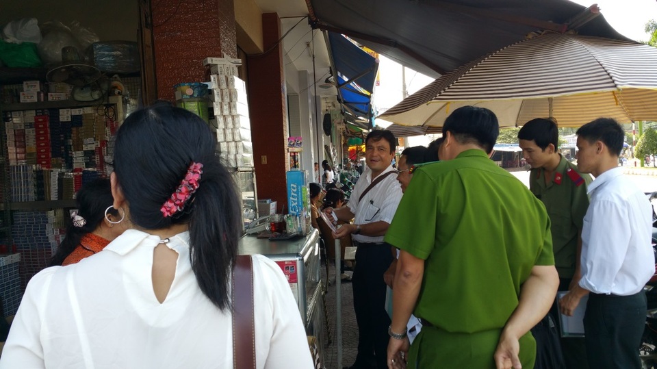 Khó xử phạt vi phạm quảng cáo thuốc lá - 1 Đoàn thanh tra liên ngành thanh kiểm tra tại một đại lý bán thuốc lá.
