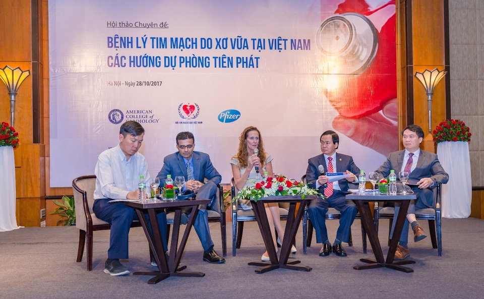 Các chuyên gia đầu ngành tim mạch Việt Nam và Hoa Kỳ trong phiên thảo luận.
