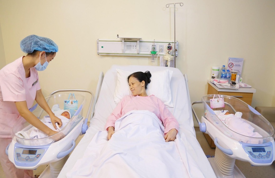 Người bác sĩ 20 năm sống cùng vui, buồn của bệnh nhân hiếm muộn - 2 Sản phụ Trương Thị Hải Hằng (53 tuổi) và hai con song sinh một trai một gái đang được chăm sóc chu đáo tại bệnh viện đa khoa Tâm Anh, Hà Nội