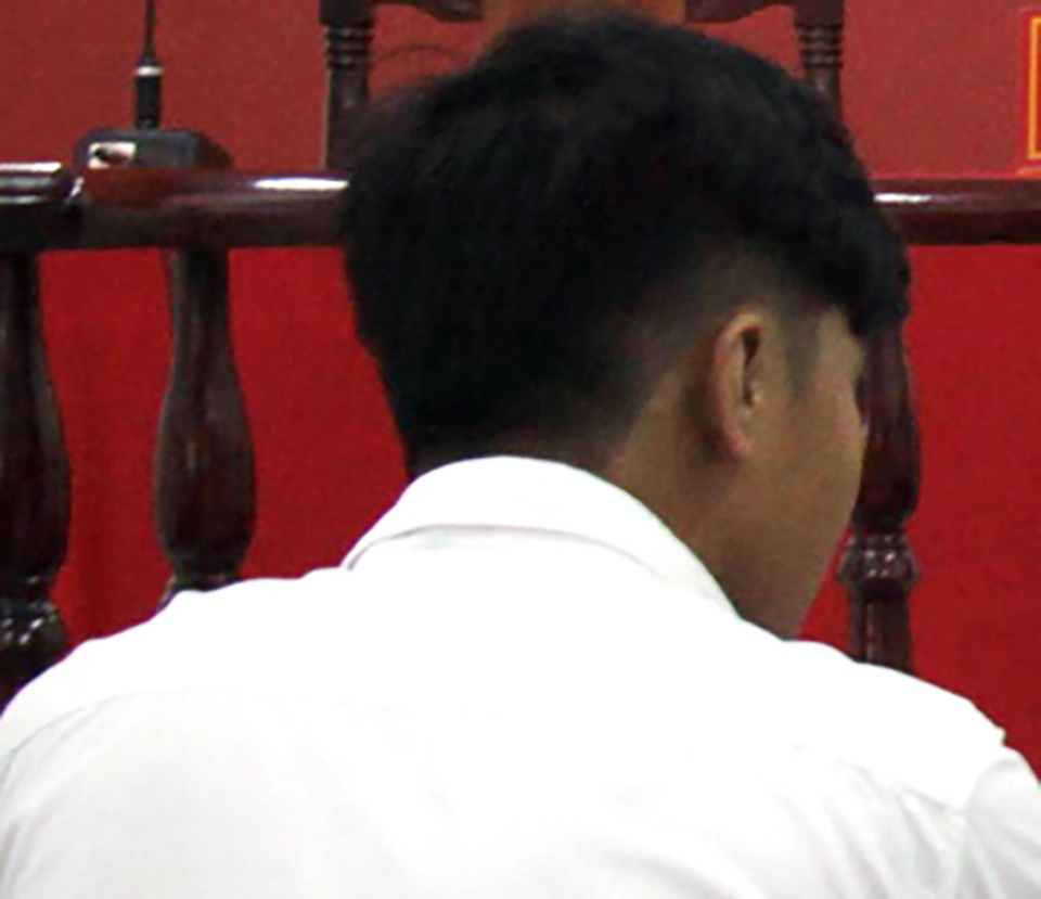 Cứu mẹ bị cha đánh, nam sinh viên lãnh án 2,5 năm tù - 1 Bị cáo Ngân tại tòa