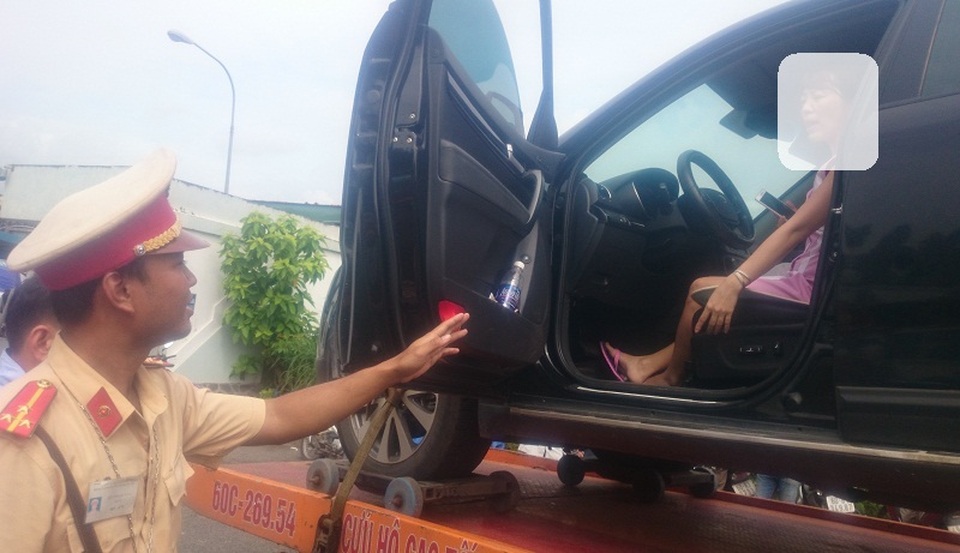 Tài xế Hà cương quyết không chịu xuống xe làm việc với lực lượng chức năng.