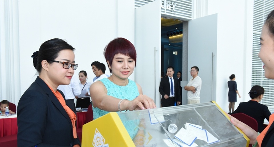 Nhiều khách hàng đến sớm để bỏ phiếu rút thăm với hy vọng phiếu của mình sẽ được bốc trúng sớm