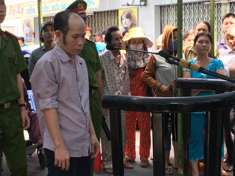 Bị cáo Đức tại phiên tòa xét xử lưu động