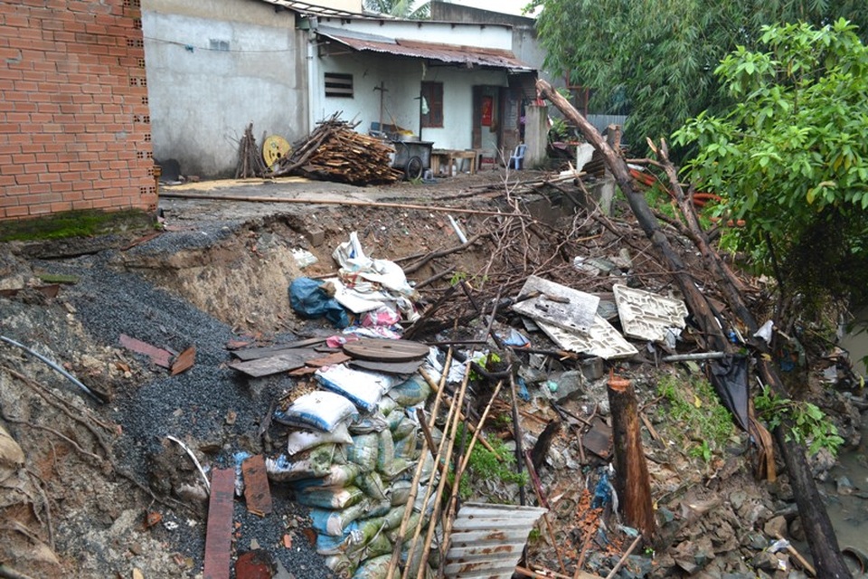 Nhiều nhà dân có nguy cơ sạt lở do phần bờ kè đã sụt lún xuống suối.