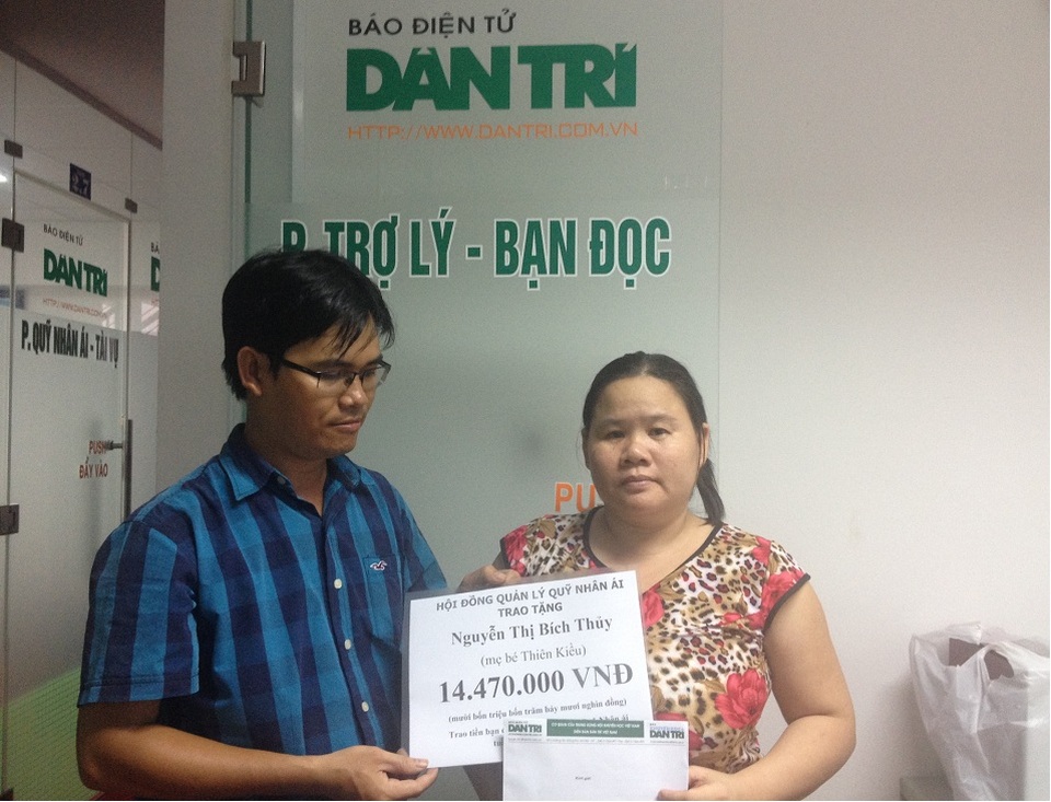 
Trao quỹ Nhân ái đến chị Nguyễn Thị Bích Thủy, mẹ bé Thiên Kiều (ảnh: Trung Phương)
