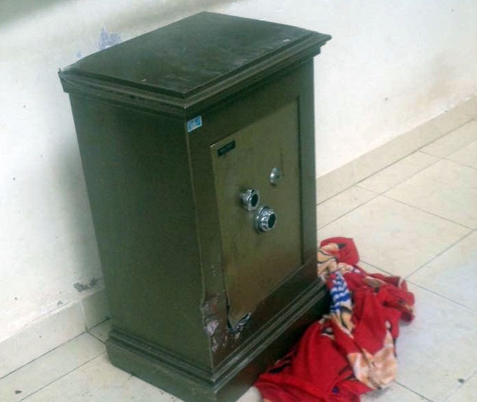 Bị hiệp sĩ đuổi theo, 2 thanh niên vứt két sắt giữa đường chạy trốn - 1 Chiếc két sắt bị các đối tượng vứt lại giữa đường.