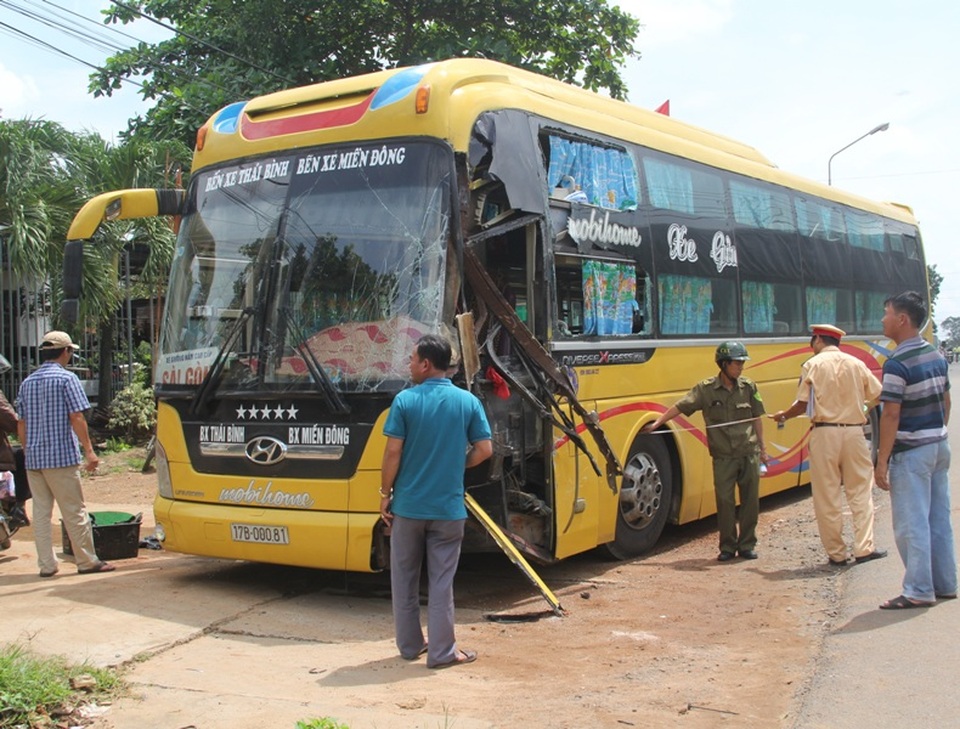Xe khách “đấu đầu” xe container, hàng chục hành khách thoát chết - 1 Chiếc xe khách bị bể nát 1 phần đầu