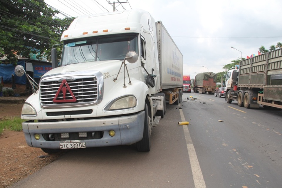 Xe khách “đấu đầu” xe container, hàng chục hành khách thoát chết - 2 Rất may là chỉ mới tông sượt qua thân container nên khoảng 30 hành khách trên xe khách thoát chết