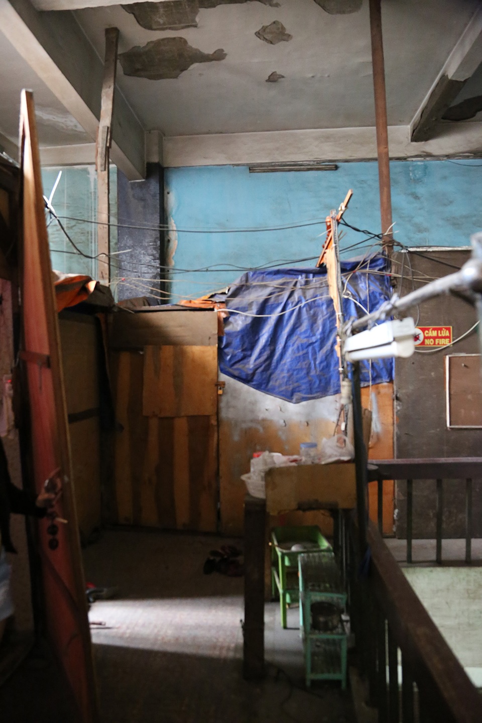 Những căn phòng tạm dựng lên là nơi trú ngụ của nghệ sỹ đoàn xiếc TP.HCM sau giờ diễn