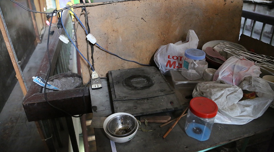 Nơi nấu ăn tạm bợ của các nghệ sĩ cư ngụ tại đây