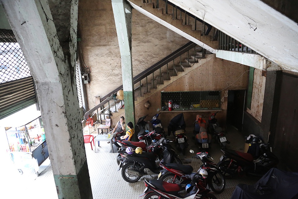 Hiện tại phía dưới rạp Lệ Thanh B là nơi giữ xe và bán nước