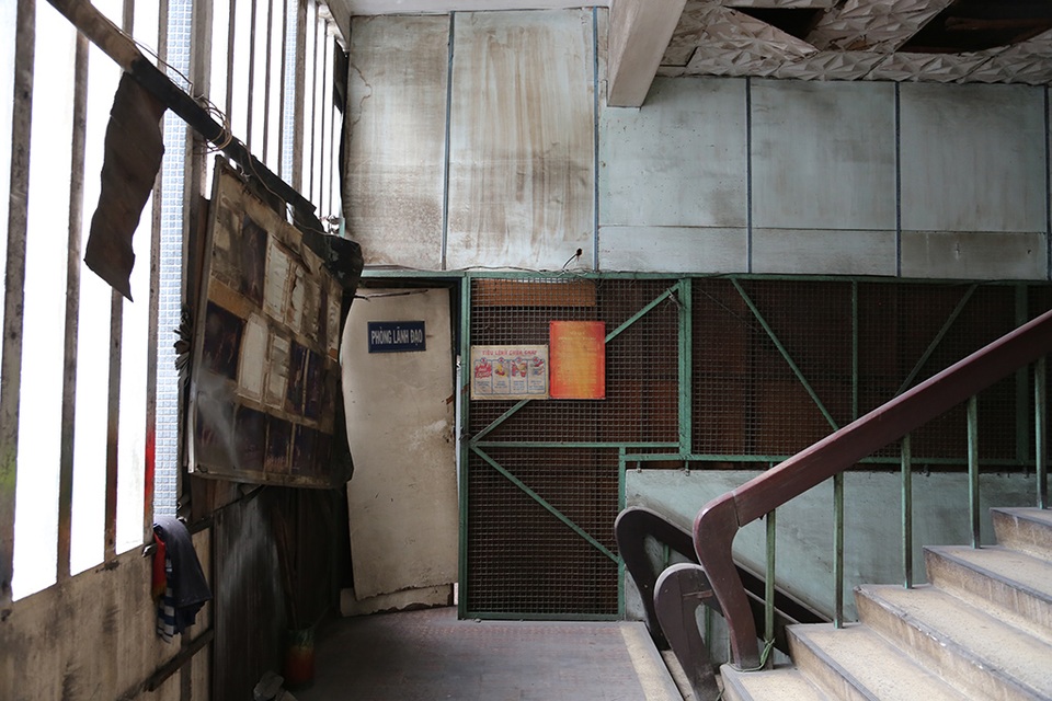 Bên trong cầu thang mục nát, trần nhà bong tróc