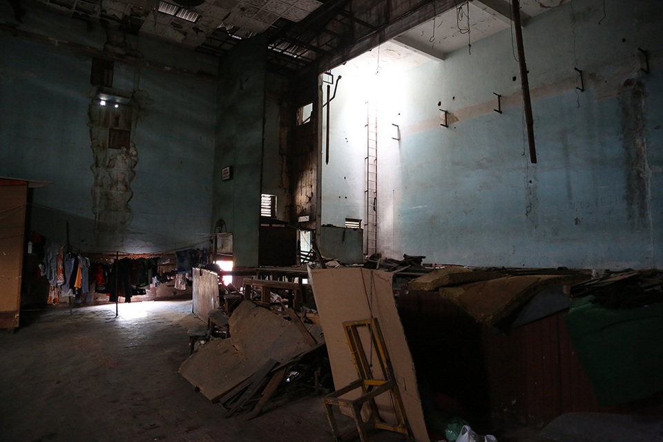 Bên trên tầng 2 của rạp hát Lệ Thanh B, sân khấu mục nát