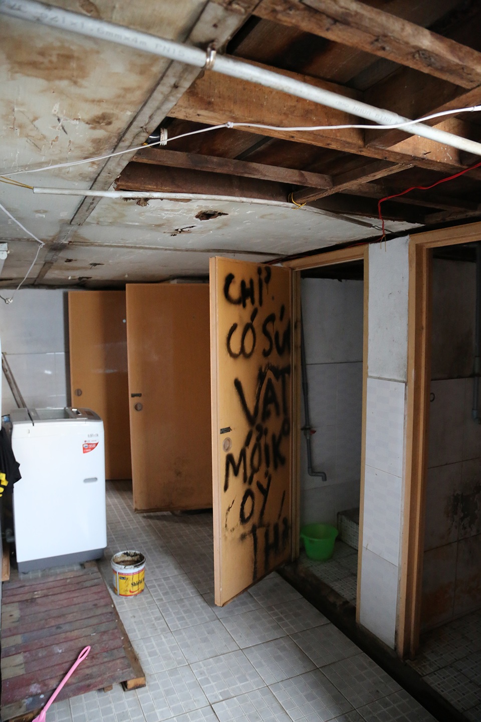 Rác và nước đọng lại bốc mùi hôi thối