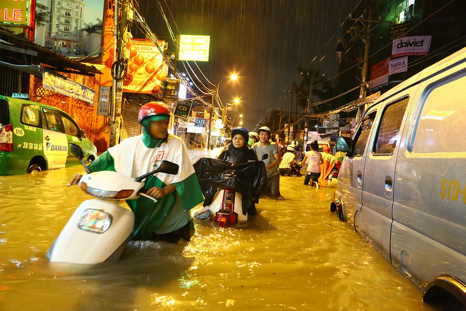 Nước ngập đến yên xe máy