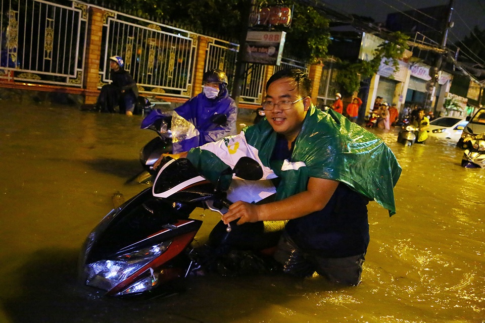 Sài Gòn mưa lớn: Xe máy ngập ngang yên, nhà dân ngập nửa mét - 3