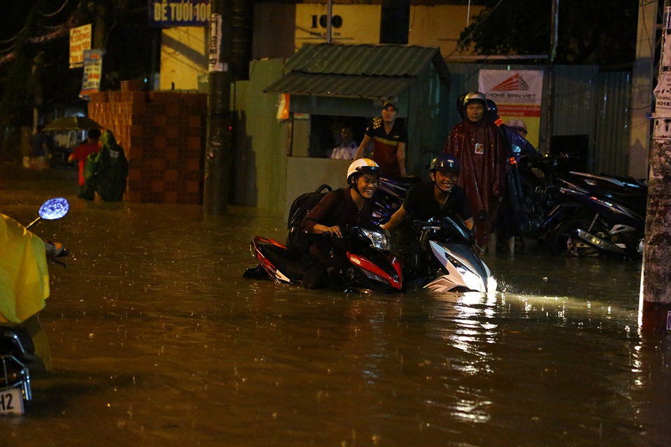 20h tối, người đi đường vẫn phải loay hoay giữa biển nước mênh mông