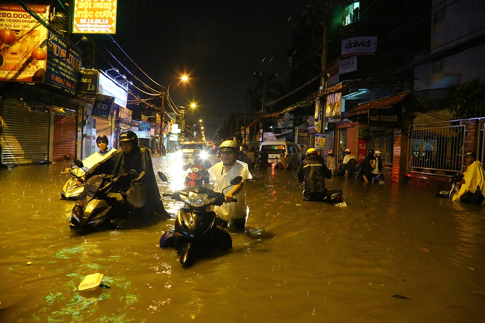 Sài Gòn mưa lớn: Xe máy ngập ngang yên, nhà dân ngập nửa mét - 6