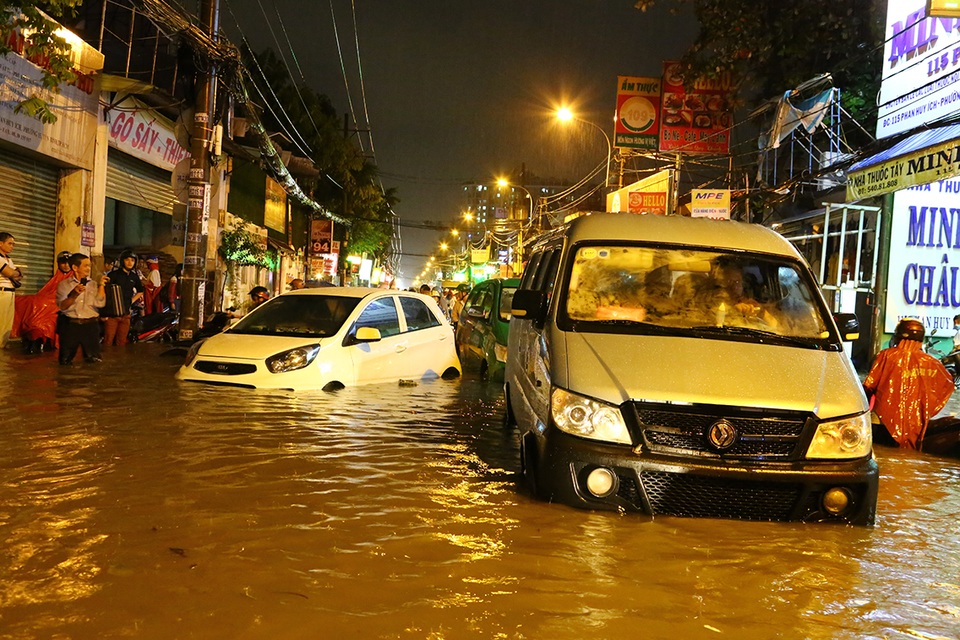 Sài Gòn mưa lớn: Xe máy ngập ngang yên, nhà dân ngập nửa mét - 8