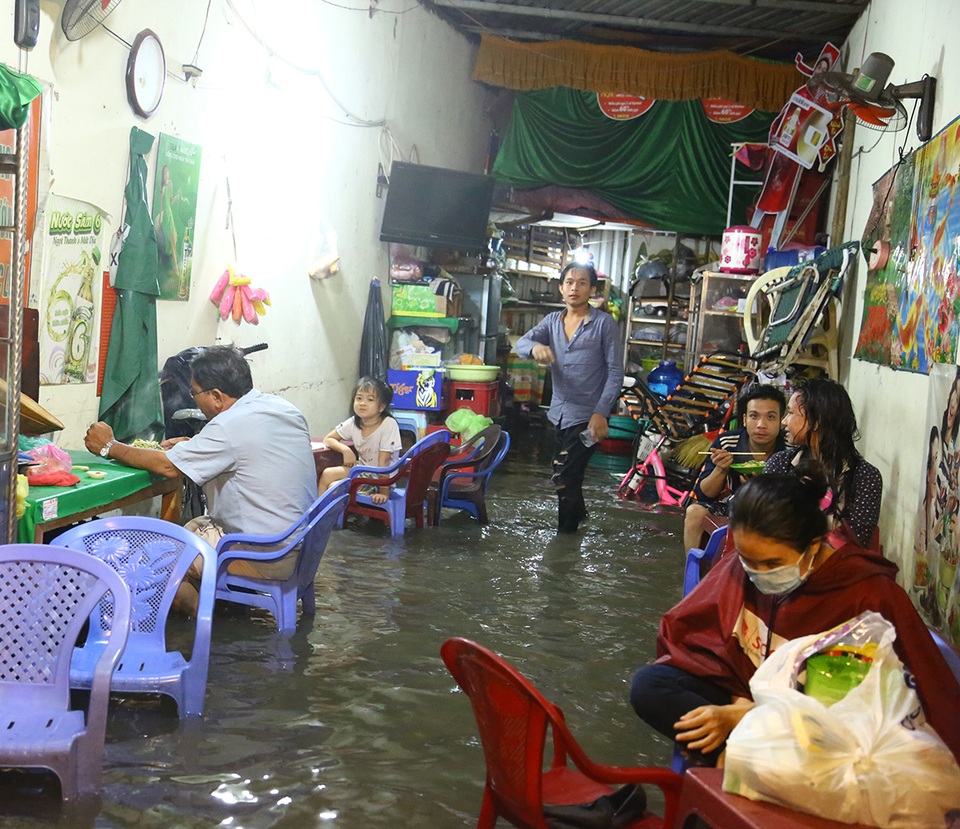 Nhiều nhà dân cũng ngập nửa mét