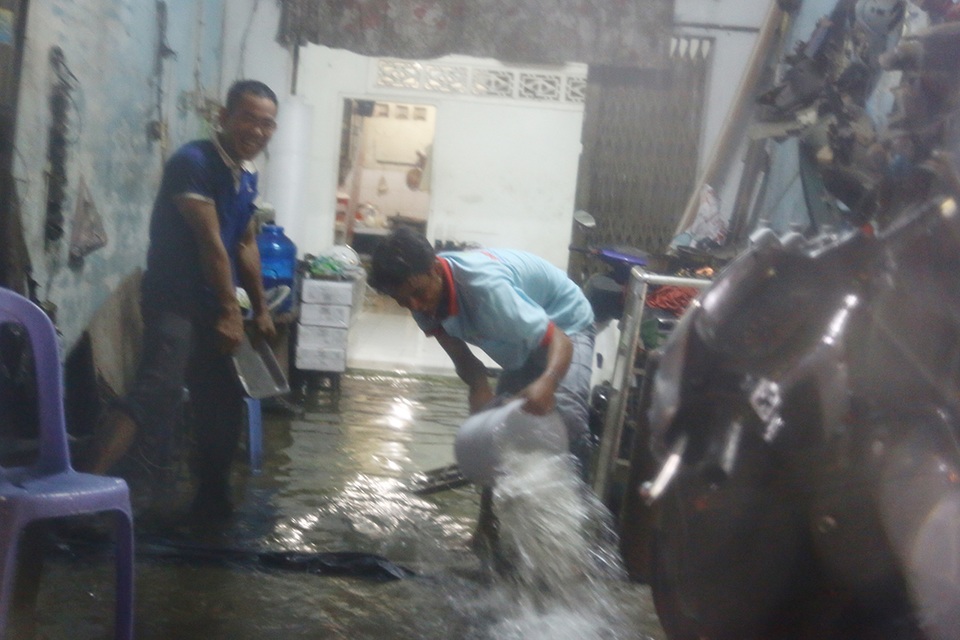 
Dân thi nhau tát nước.
