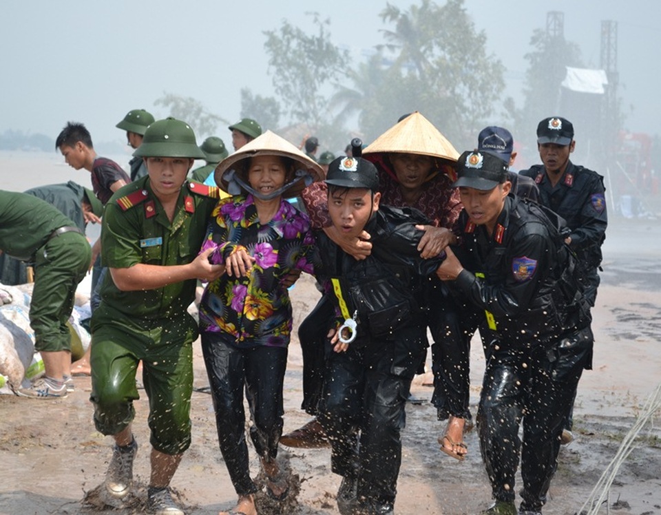 Giúp người dân sơ tán khỏi vùng bão lũ.