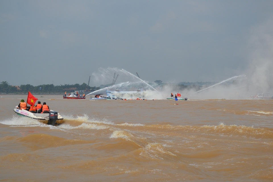 Cứu hộ tình huống 2 tàu va chạm nhau trên sông do bão lũ.